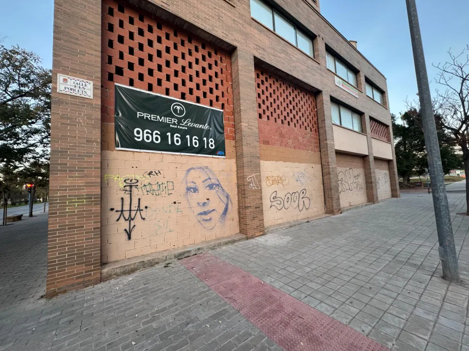Amplio Local Comercial en Alicante - Garbinet-Parque de las Avenidas