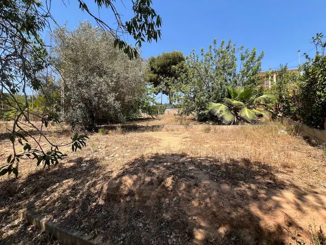 Terreno urbano en Torrent con edificación y frontenis. — 26