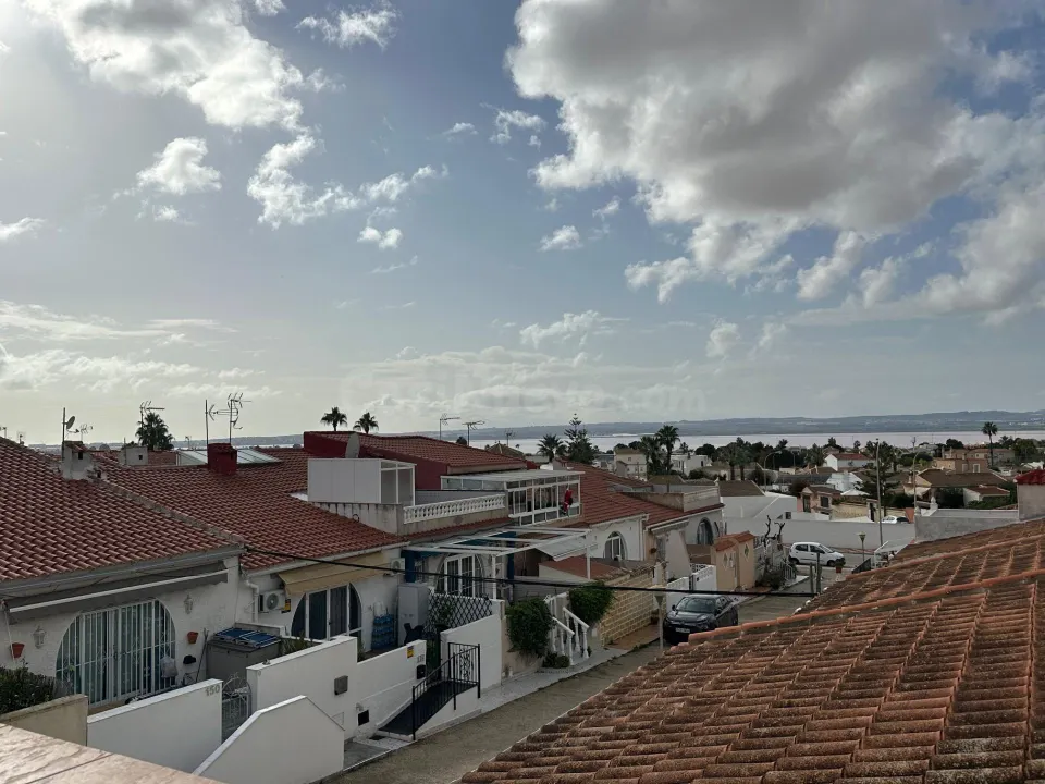 Chalet adosado a la venta con una impresionante vista panorámica y sol todo el dia.