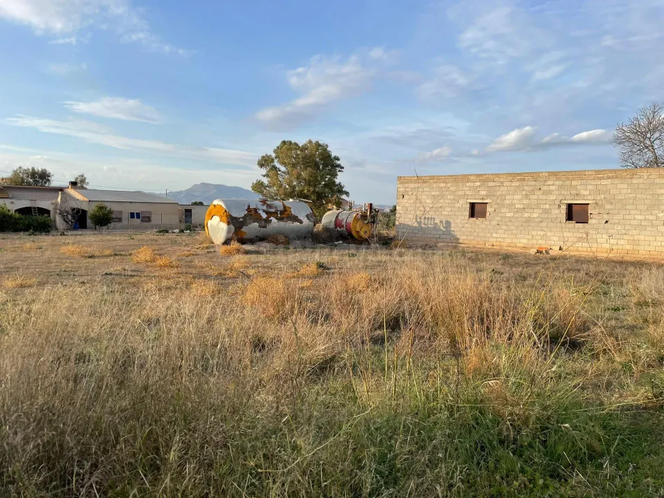 Parcela de 5500 m2 con almacén declarado de 70 m2.