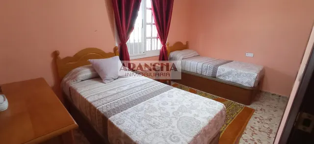 Chalet de 200m y dos naves en parcela de 6700 — 8