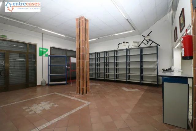 LOCAL COMERCIAL MUY ESPACIOSO PUERTA ACCESO CAMIONES — 2