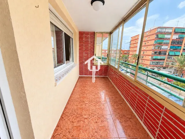 PISO EN VENTA EN ALICANTE. ZONA DE LA FLORIDA. 134m2 CON 4 habitaciones DOBLES, 2 BAÑOS COMPLETOS, TERCERA PLANTA CON ASCNESOR, TERRAZA Y DESPENSA. — 28