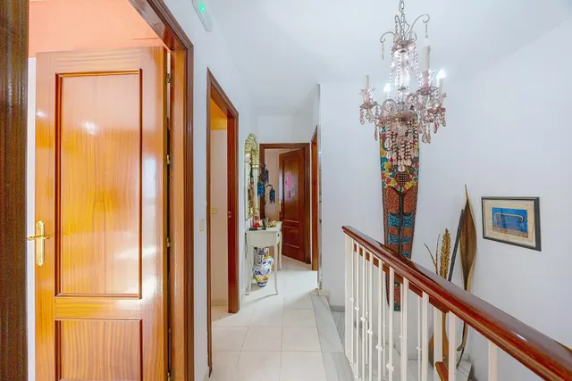 Gran casa unifamiliar con piscina privada, 4 dormitorios y semisótano. — 17