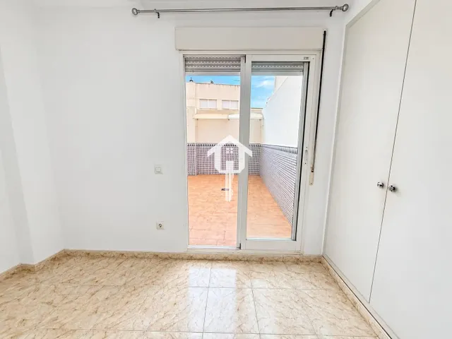 PISO EN VENTA EN ALICANTE. ZONA DE LA FLORIDA. 79m2, 2 habitaciones, 1 BAÑO, AMPLIO PATIO, PRIMERA PLANTA CON ASCENSOR. — 32