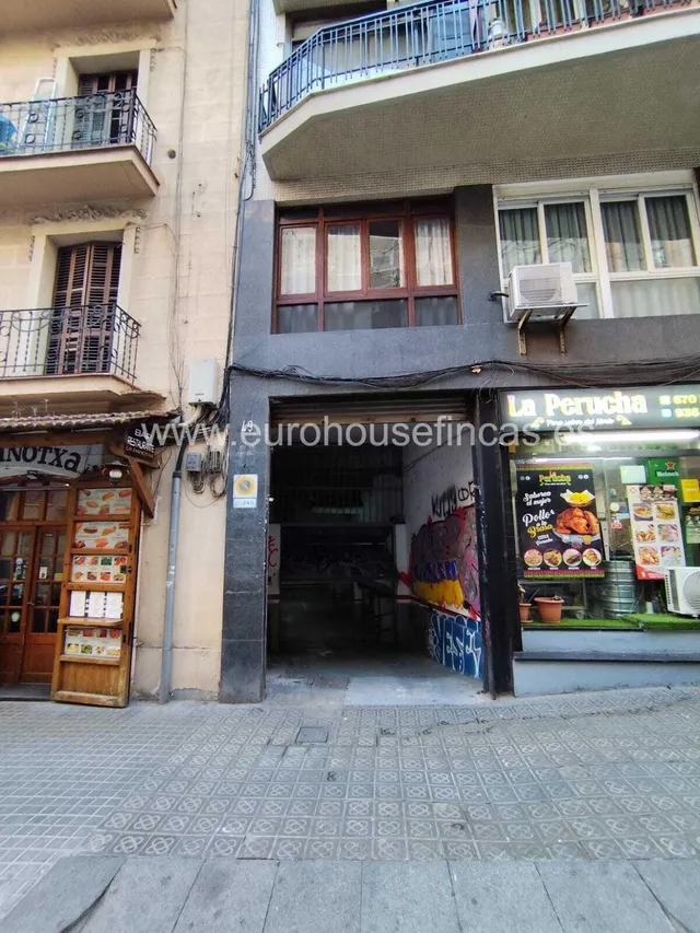 ¡Oportunidad de compra! Plaza de aparcamiento en venta en la Calle Portbou, Sants! — 2