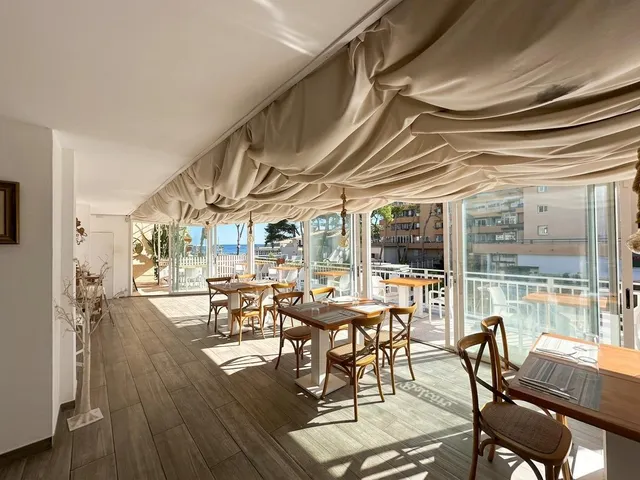 Traspaso de Restaurante en Actividad con Vista al Mar y Estu - foto 2