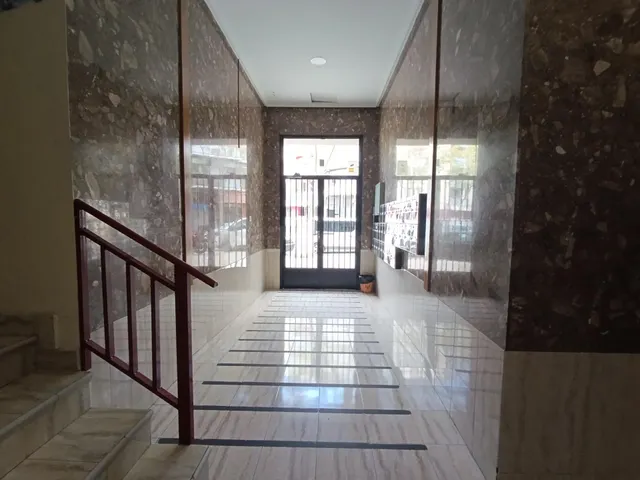 Piso de 65m2. Distribuido en tres dormitorios, salón con terraza, cocina con galería y baño — 2
