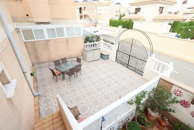 Bungalow en La Zenia con jardín y parking privado — 3