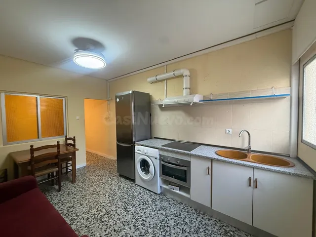 Bajo estudio ideal estudiantes · Zona universidades · 1 hab · Cocina y baño · Gastos no incluidos — 3