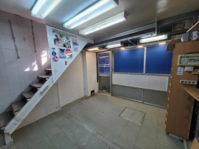 ¡Descubre el potencial de esta joya arquitectónica en el corazón del vibrante barrio de Feria! — 4