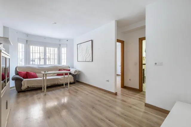 Piso con garaje, trastero y excelente ubicación en Huétor Ve - foto 2