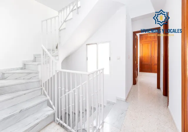 Vive en el corazón de Armilla: 4 dormitorios, patio, terraza y garaje — 8