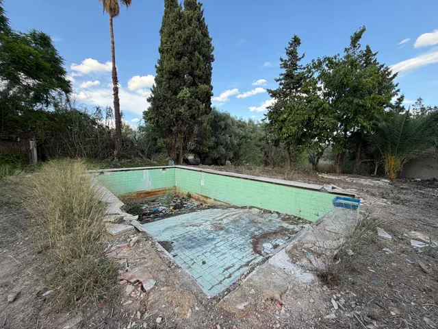 Finca en la entrada de autovia — 13