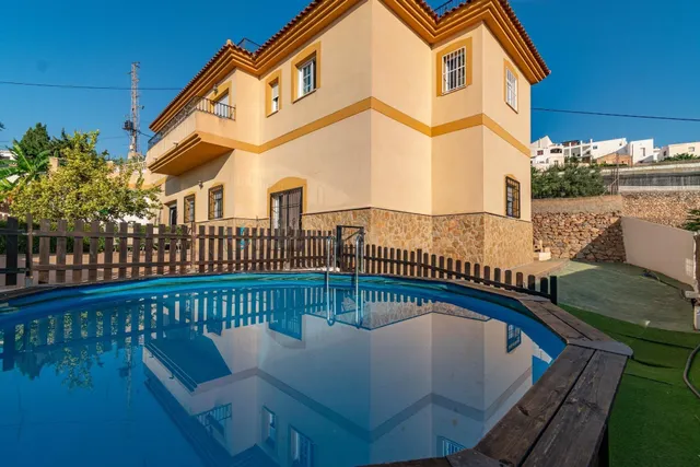 Exclusivo chalet con vistas al mar y la montaña.