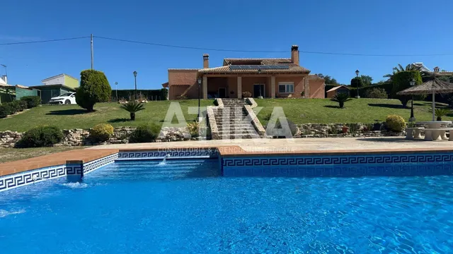 CHALET CON VISTAS ESPECTACULARES Y UBICACIÓN PRIVILEGIADA A 
