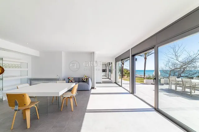 CASA EN PRIMERA LINEA DE MAR — 5