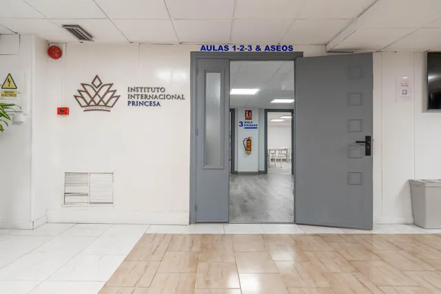 Venta de amplio y funcional local en zona inmejorable (avda. madrid) - Granada — 11