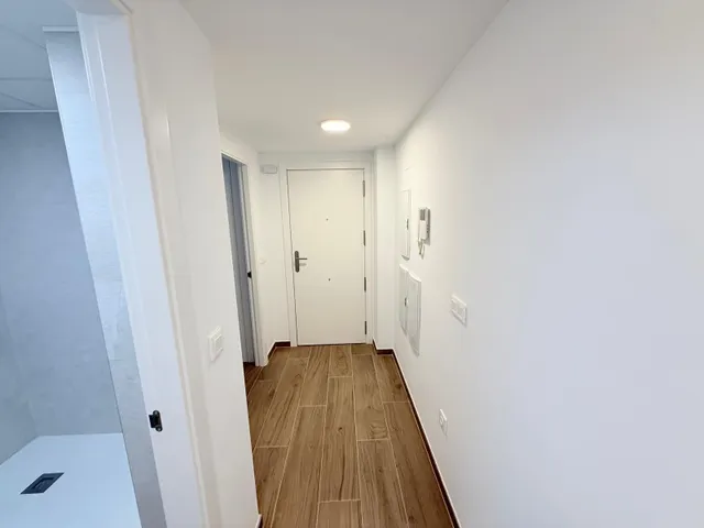 Luminoso apartamento semi-nuevo con terraza, piscina y parking — 26
