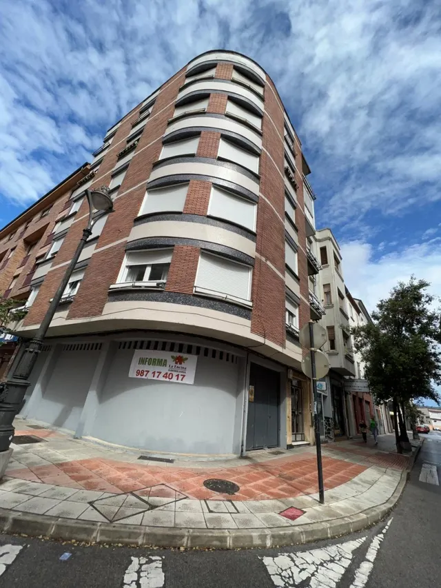 LOCAL EN EL CENTRO DE PONFERRADA — 2