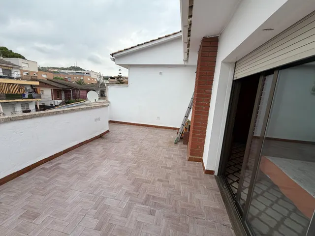 VIVIENDA ADOSADA DE 3 PLANTAS CON GARAJE , 4 habitaciones , AMPLIAS TERRAZAS EN SEGUR DE CALAFELL. — 24