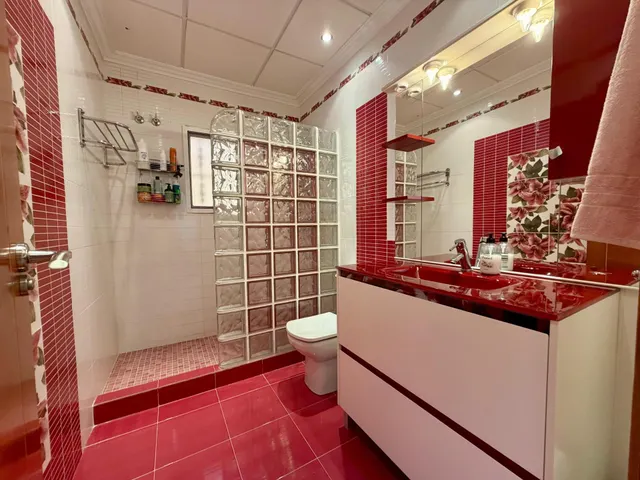 Villa independiente con piscina privada y 6 dormitorios junto a la Laguna Rosa de Torrevieja — 26