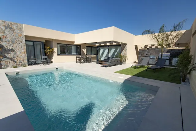 Villas independientes de nueva construcción con piscina