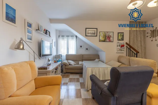 Casa en Armilla con terraza, patio y amplia cochera — 2