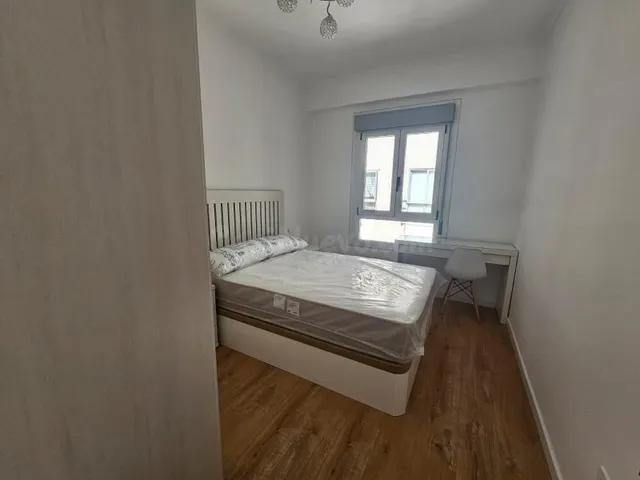 Amplia Habitación en Alquiler en Ourense al lado estación AV - foto 2