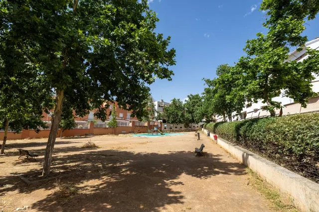 ESPECTACULAR VIVIENDA ADOSADA DE 4 DORMITORIOS CON SÓTANO, TERRAZAS Y PATIO EN GRANADA — 27