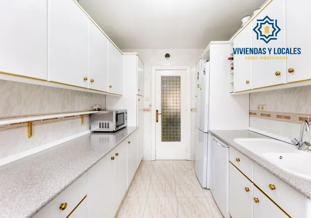 ¡Oportunidad única! Ático de 4 dormitorios y 2 baños con gran terraza frente al Colegio Agustinos (Arabial) — 17