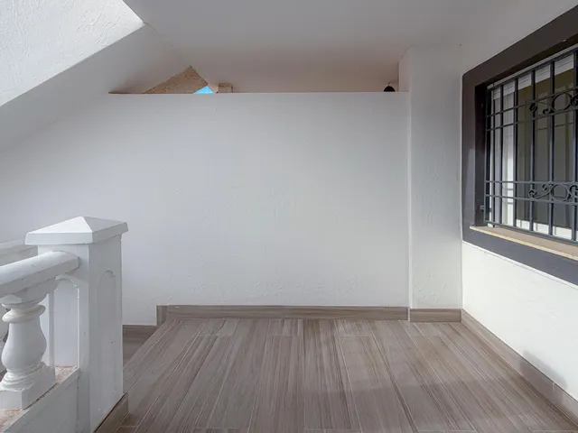 Espectacular bungalow reformado, con amplia terraza y parking para coche dentro de la parcela, en urbanización exclusiva con piscina comunitaria — 9