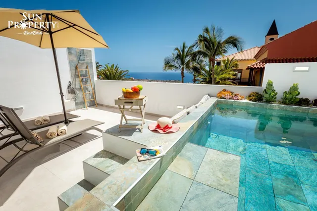 VILLA ADOSADA CON IMPRESIONANTES VISTAS AL MAR EN PLAYA PARA
