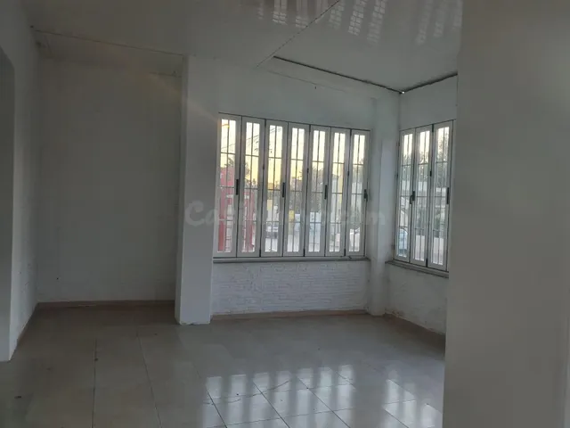 SE VENDE LOCAL COMERCIAL DIVIDIDO EN 3 LOCALES, UNO DE ELLOS - foto 2