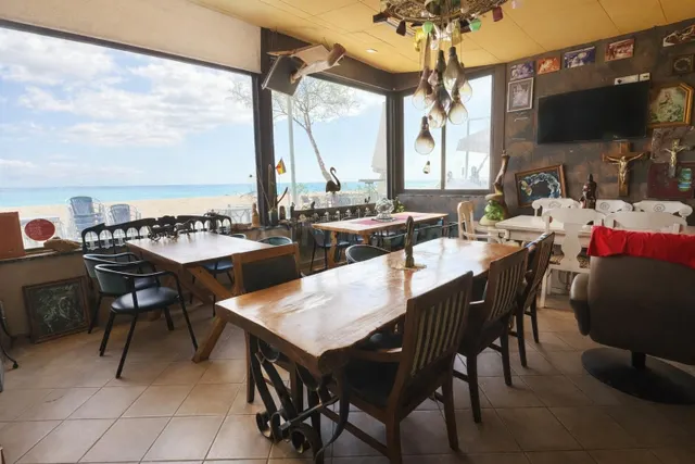 En venta Bar-Restaurante en primera línea de mar en Platja d - foto 2