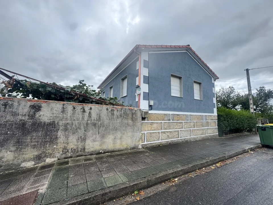 Casa en Venta en Cartelle, Galicia - Oportunidad Única por €140000