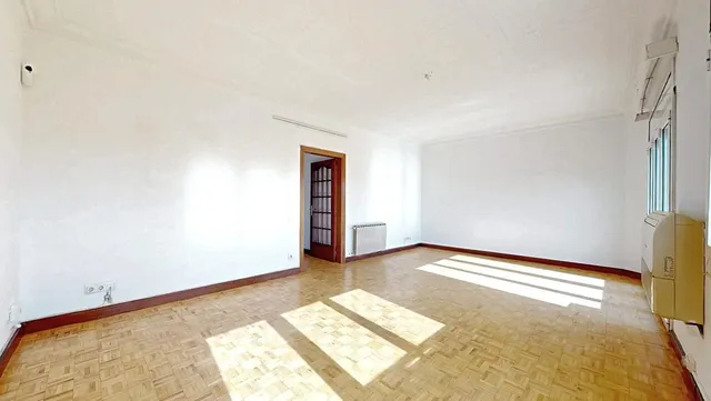 Vivienda en quinta planta con vistas panorámicas, luminosa, con 5 amplias habitaciones. — 11