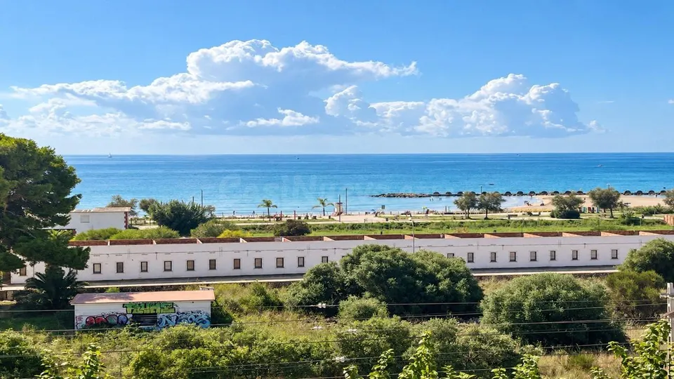 Impresionante Apartamento Reformado en Cunit con Vistas al Mar