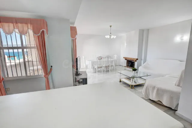 Piso de 2 Dormitorios alado de la Playa con Vistas al Mar, Piscina y Garaje — 7