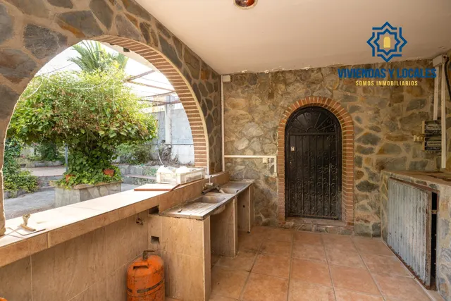 Terreno urbanizable, actualmente hay un restaurante. — 10