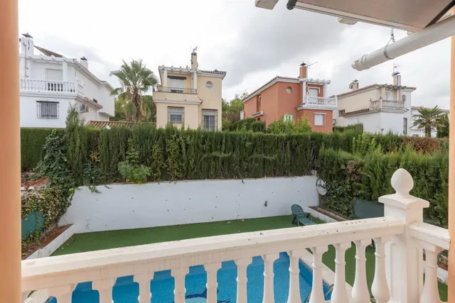 Casa independiente con piscina en La Zubia. — 21