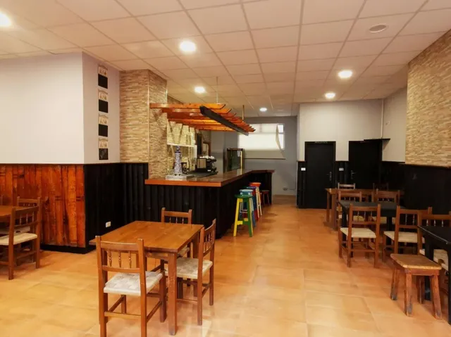 OPORTUNIDAD · LOCAL DE HOSTELERÍA LUMINOSO Y CON SALIDA DE GASES EN VIGO — 14