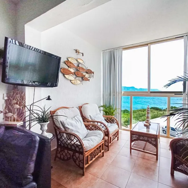 Apartamento semireformado de 2 dormitorios con vistas al mar - foto 2