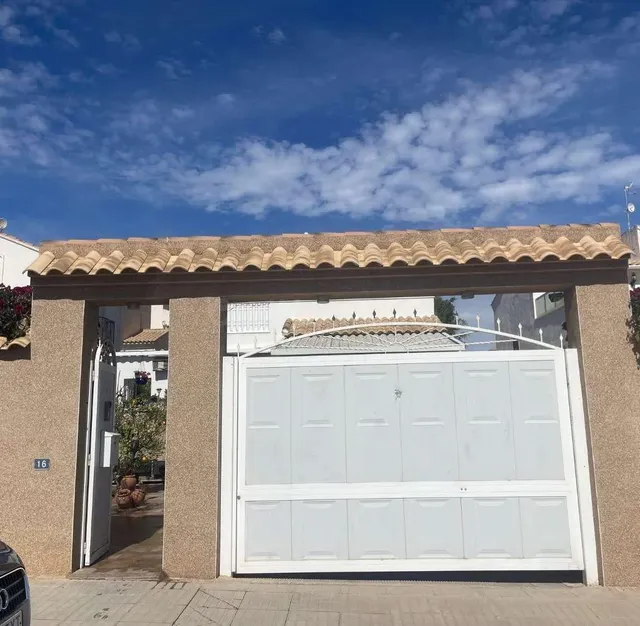 PRECIOSO CHALET DE 3 DORMITORIOS A 700 METROS DEL MAR CON PI - foto 3