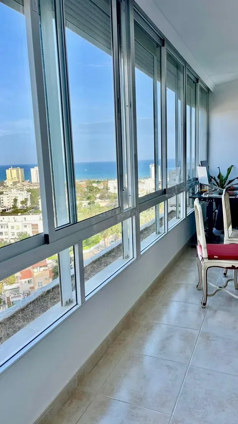 PISO LUMINOSO CON INCREÍBLES VISTAS AL MAR, GARAJE Y PISCINA EN  LA COLINA - TORREMOLINOS