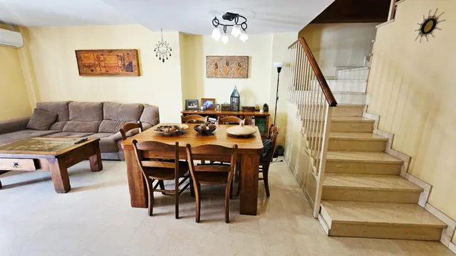 Amplia vivienda unifamiliar adosada con garaje, terrazas y b - foto 4