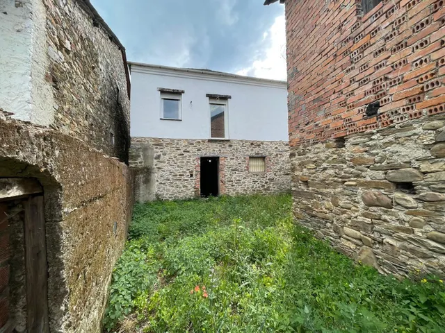 SE VENDE CASA EN CORULLÓN — 38
