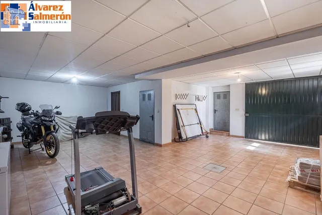 INCREÍBLE CHALET INDEPENDIENTE EN ZONA PRIVILEGIADA — 35