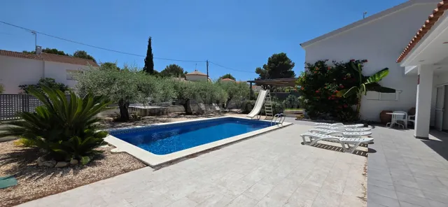 Exclusivo Chalet Reformado con Piscina Privada, a Solo 100 M