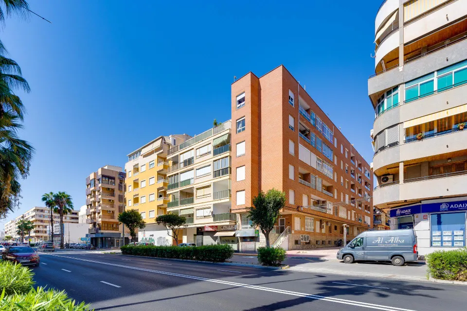 se vende un apartamento de 2 dormiotrios y 1 baño con vista al mar en Torrevieja